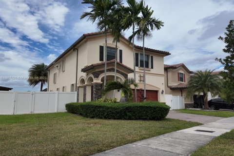 Villa ou maison à louer à Hialeah, Floride: 5 chambres, 256.32 m2 № 1964487 - photo 2