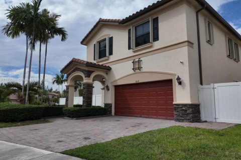 Villa ou maison à louer à Hialeah, Floride: 5 chambres, 256.32 m2 № 1964487 - photo 1