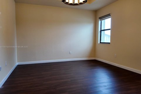 Villa ou maison à louer à Hialeah, Floride: 5 chambres, 256.32 m2 № 1964487 - photo 10