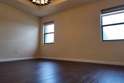 Villa ou maison à louer à Hialeah, Floride: 5 chambres, 256.32 m2 № 1964487 - photo 9