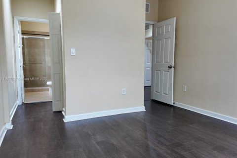 Villa ou maison à louer à Hialeah, Floride: 5 chambres, 256.32 m2 № 1964487 - photo 12
