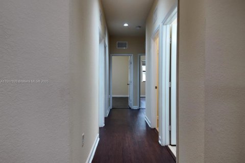 Villa ou maison à louer à Hialeah, Floride: 5 chambres, 256.32 m2 № 1964487 - photo 8