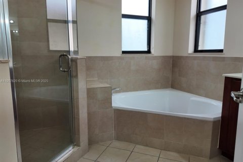 Villa ou maison à louer à Hialeah, Floride: 5 chambres, 256.32 m2 № 1964487 - photo 11