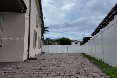 Villa ou maison à louer à Hialeah, Floride: 5 chambres, 256.32 m2 № 1964487 - photo 17