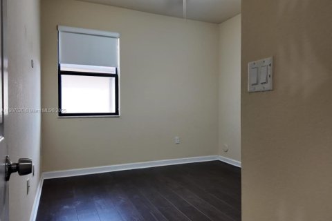 Villa ou maison à louer à Hialeah, Floride: 5 chambres, 256.32 m2 № 1964487 - photo 13