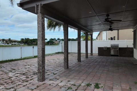 Villa ou maison à louer à Hialeah, Floride: 5 chambres, 256.32 m2 № 1964487 - photo 16