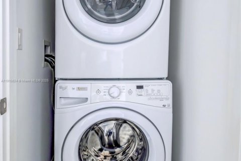 Снять в аренду кондоминиум в Майами, Флорида 2 спальни, 117.15м2, № 1965989 - фото 16