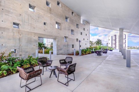 Снять в аренду кондоминиум в Майами, Флорида 2 спальни, 117.15м2, № 1965989 - фото 26