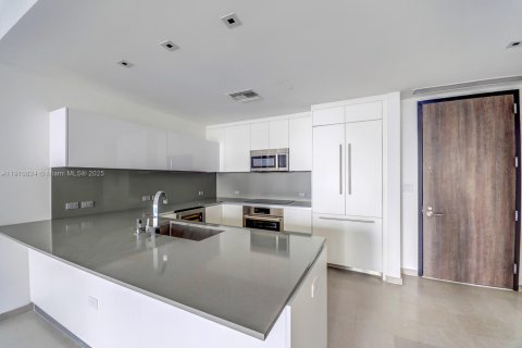 Снять в аренду кондоминиум в Майами, Флорида 2 спальни, 117.15м2, № 1965989 - фото 9