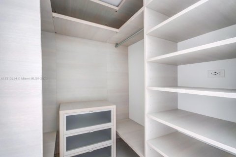 Снять в аренду кондоминиум в Майами, Флорида 2 спальни, 117.15м2, № 1965989 - фото 17