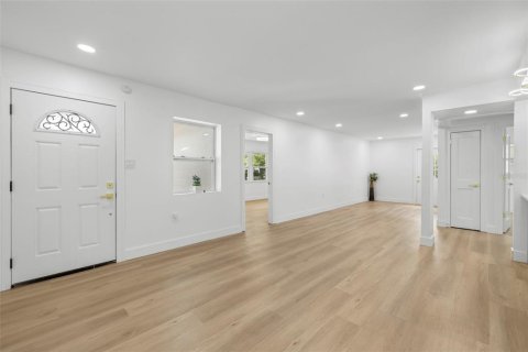 House in Tampa, Florida 4 bedrooms, 144.37 sq.m. № 1853773 - photo 6