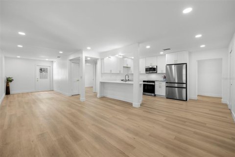 House in Tampa, Florida 4 bedrooms, 144.37 sq.m. № 1853773 - photo 4