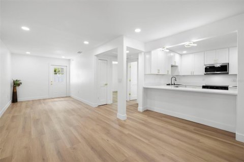 House in Tampa, Florida 4 bedrooms, 144.37 sq.m. № 1853773 - photo 7