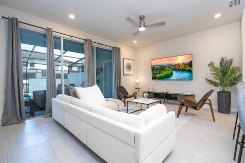 Townhouse in Davenport, Florida 5 bedrooms, 213.02 sq.m. № 2214153 - photo 16
