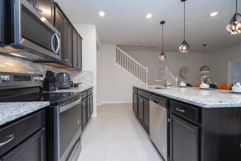 Townhouse in Davenport, Florida 5 bedrooms, 213.02 sq.m. № 2214153 - photo 5