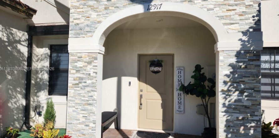 Townhouse in Homestead, Florida 3 bedrooms, 129.41 sq.m. № 2087252