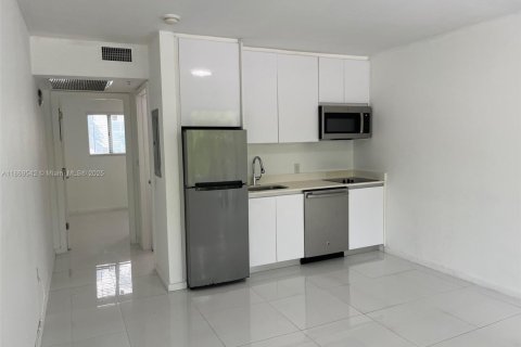 Condo in Miami Beach, Florida, 1 bedroom  № 1896786 - photo 2