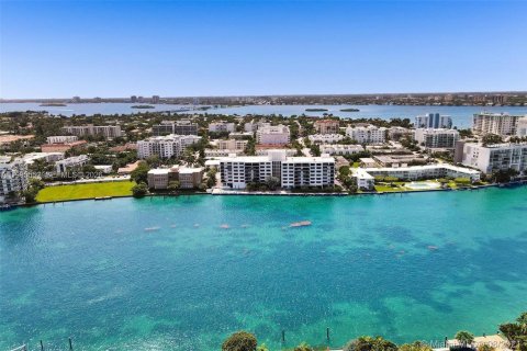 Condo in Bay Harbor Islands, Florida, 2 bedrooms  № 2063797 - photo 12