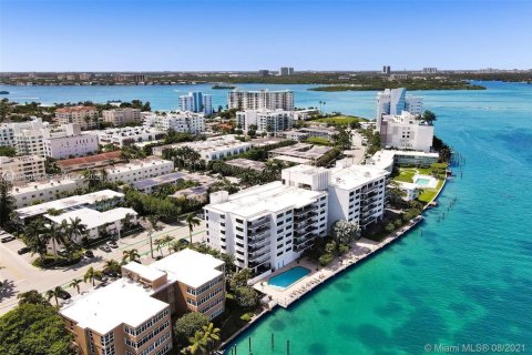 Condo in Bay Harbor Islands, Florida, 2 bedrooms  № 2063797 - photo 13