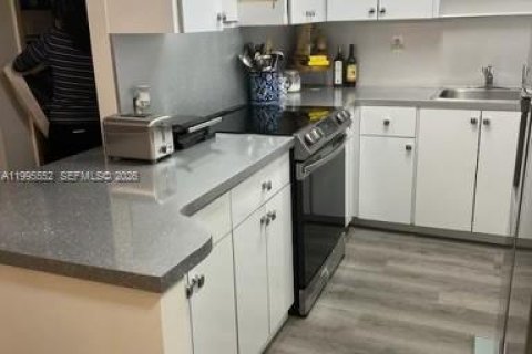 Condo in Bay Harbor Islands, Florida, 2 bedrooms  № 2063797 - photo 2