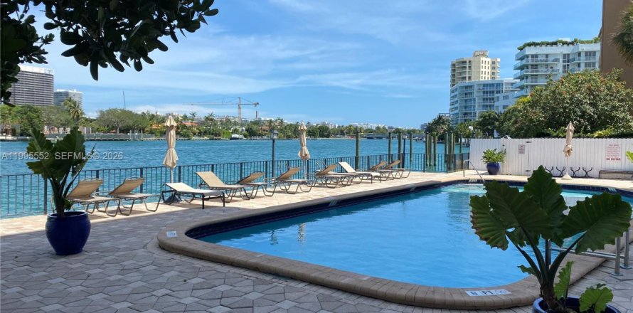 Condo in Bay Harbor Islands, Florida, 2 bedrooms  № 2063797