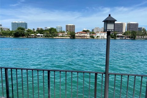 Condo in Bay Harbor Islands, Florida, 2 bedrooms  № 2063797 - photo 11