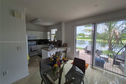 Adosado en venta en Doral, Florida, 3 dormitorios, 156.35 m2 № 1804229 - foto 8
