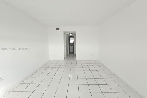 Condo in Lauderdale Lakes, Florida, 2 bedrooms  № 1859062 - photo 10