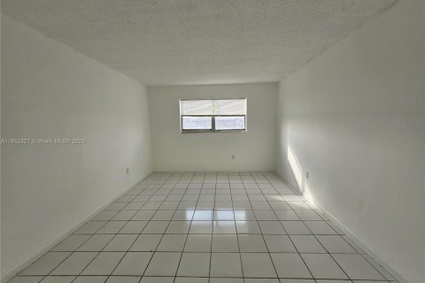 Condo in Lauderdale Lakes, Florida, 2 bedrooms  № 1859062 - photo 16