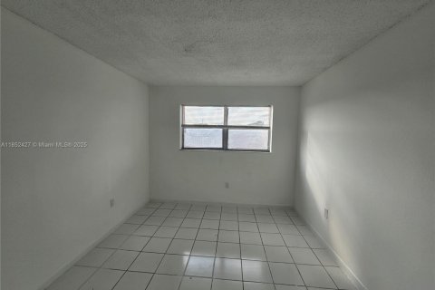 Condo in Lauderdale Lakes, Florida, 2 bedrooms  № 1859062 - photo 11