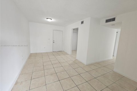 Condo in Lauderdale Lakes, Florida, 2 bedrooms  № 1859062 - photo 2