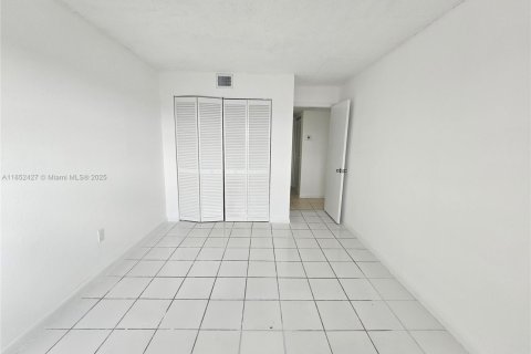 Condo in Lauderdale Lakes, Florida, 2 bedrooms  № 1859062 - photo 15