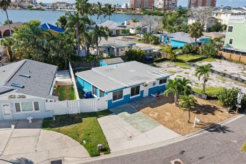 House in Redington Shores, Florida 2 bedrooms, 98.85 sq.m. № 2110430 - photo 9