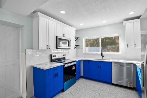 House in Redington Shores, Florida 2 bedrooms, 98.85 sq.m. № 2110430 - photo 16