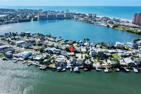 House in Redington Shores, Florida 2 bedrooms, 98.85 sq.m. № 2110430
