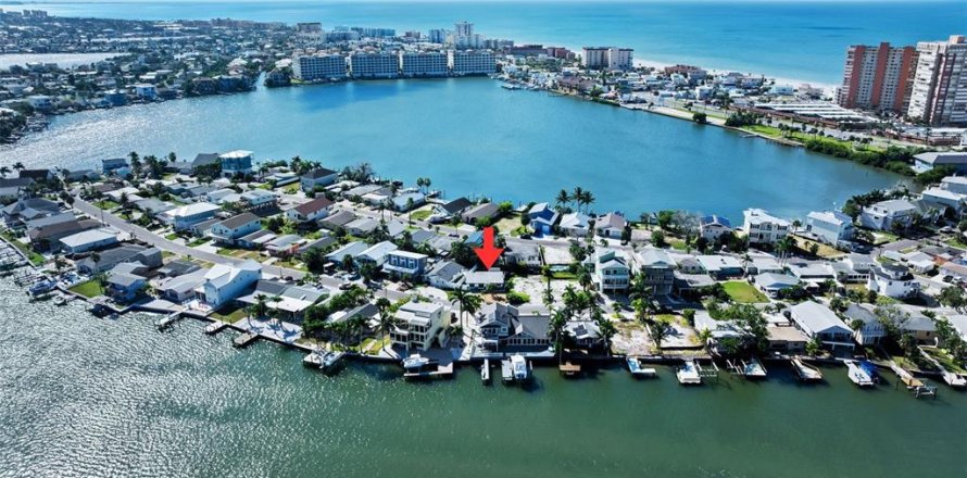 House in Redington Shores, Florida 2 bedrooms, 98.85 sq.m. № 2110430