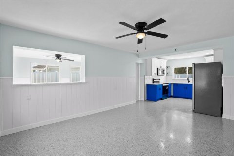 House in Redington Shores, Florida 2 bedrooms, 98.85 sq.m. № 2110430 - photo 12