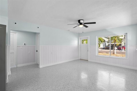 House in Redington Shores, Florida 2 bedrooms, 98.85 sq.m. № 2110430 - photo 17