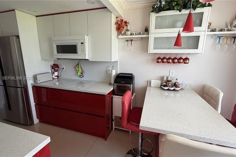 Condo in Sunny Isles Beach, Florida, 2 bedrooms  № 2372016 - photo 10