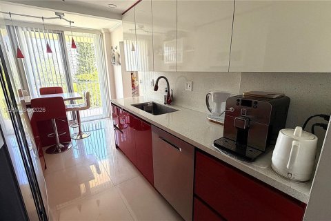 Condo in Sunny Isles Beach, Florida, 2 bedrooms  № 2372016 - photo 12