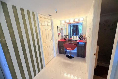 Condo in Sunny Isles Beach, Florida, 2 bedrooms  № 2372016 - photo 17