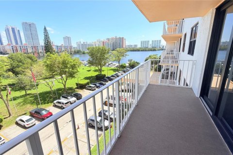 Condo in Sunny Isles Beach, Florida, 2 bedrooms  № 2372016 - photo 27