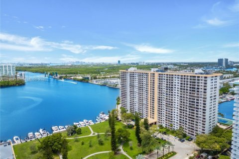 Condo in Sunny Isles Beach, Florida, 2 bedrooms  № 2372016