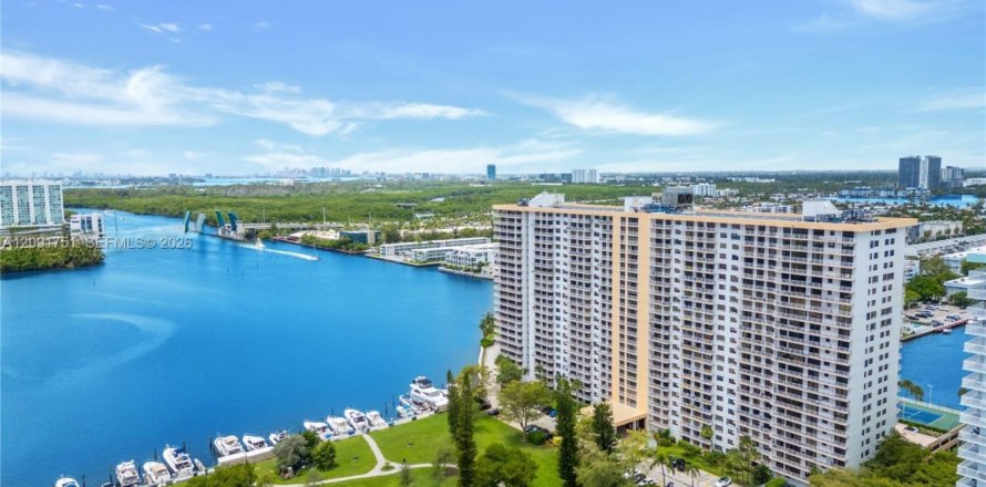 Condo in Sunny Isles Beach, Florida, 2 bedrooms  № 2372016