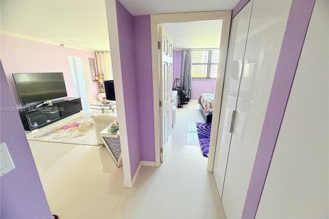 Condo in Sunny Isles Beach, Florida, 2 bedrooms  № 2372016 - photo 8