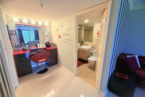 Condo in Sunny Isles Beach, Florida, 2 bedrooms  № 2372016 - photo 16