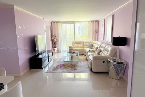 Condo in Sunny Isles Beach, Florida, 2 bedrooms  № 2372016 - photo 6