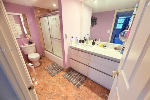 Condo in Sunny Isles Beach, Florida, 2 bedrooms  № 2372016 - photo 23