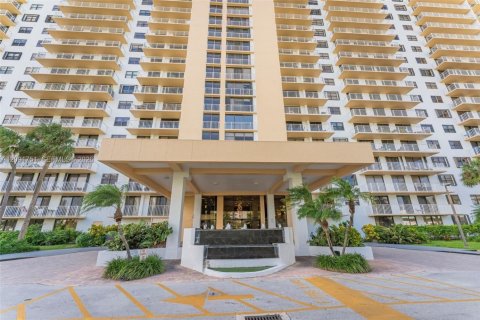 Condo in Sunny Isles Beach, Florida, 2 bedrooms  № 2372016 - photo 3