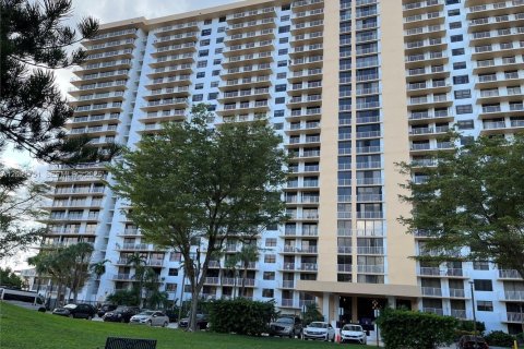 Condo in Sunny Isles Beach, Florida, 2 bedrooms  № 2372016 - photo 2